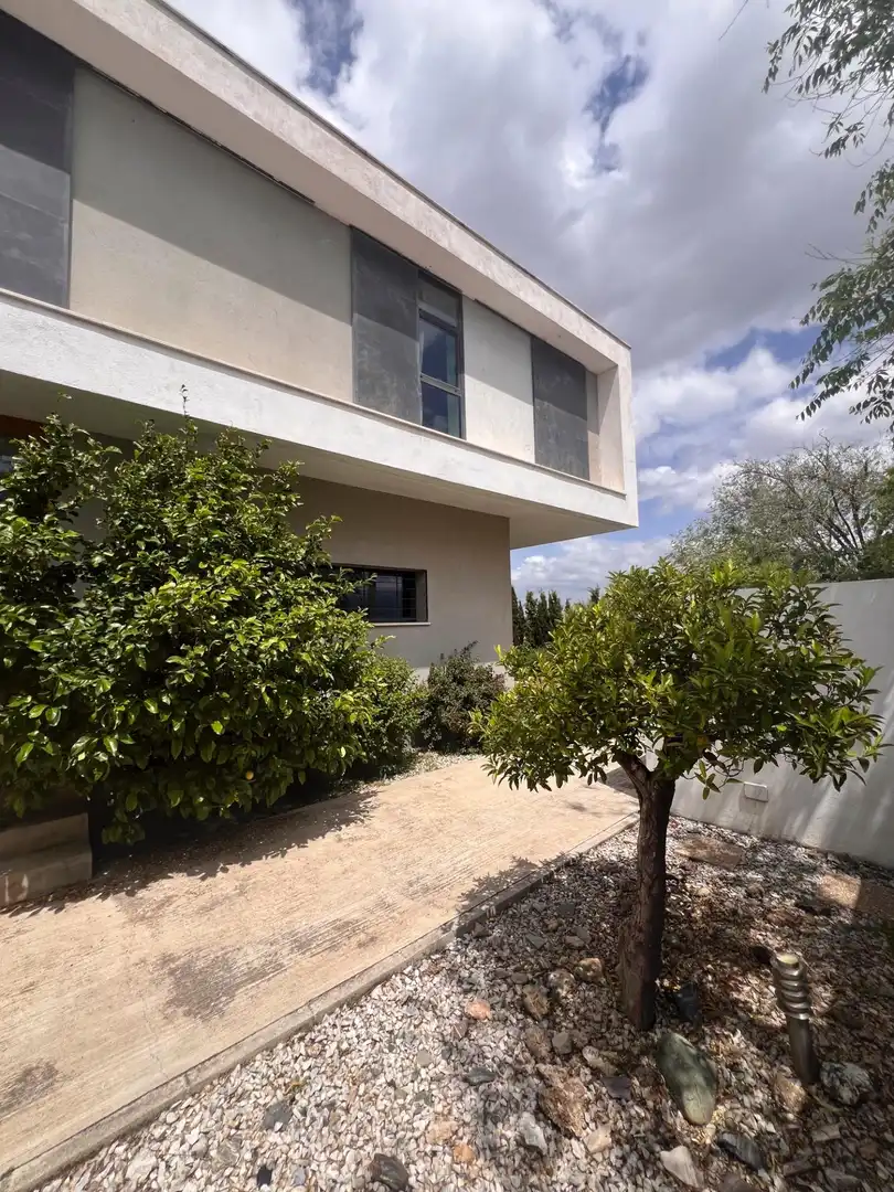 Vista exterior de Casa o xalet en venda en Las Gabias amb Aire condicionat, Calefacció i Jardí privat