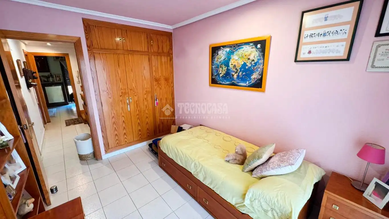Habitación de Casa adosada en venta en Zaragoza con Aire acondicionado, Terraza y Piscina comunitaria