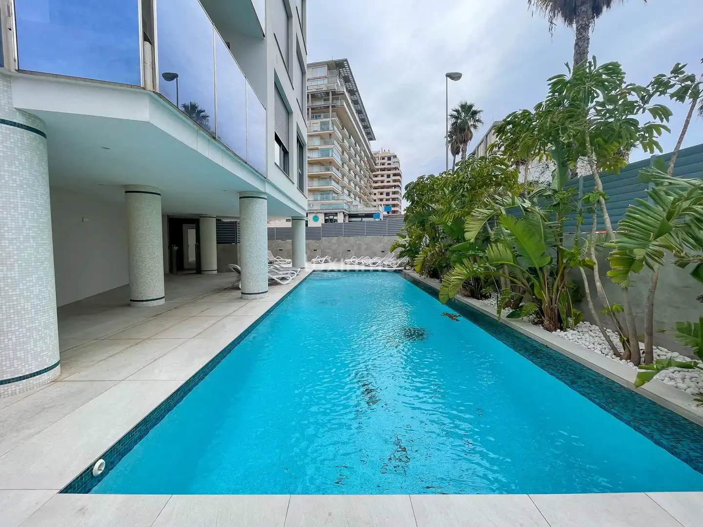 Piscina de Piso en venta en Calpe / Calp con Aire acondicionado, Calefacción y Jardín privado