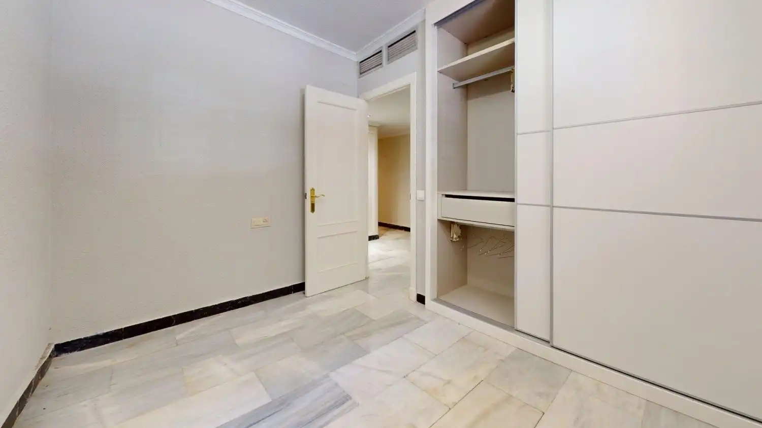 Wohnung zum Verkauf in San Juan de Aznalfarache mit Klimaanlage, Heizung und Abstellraum