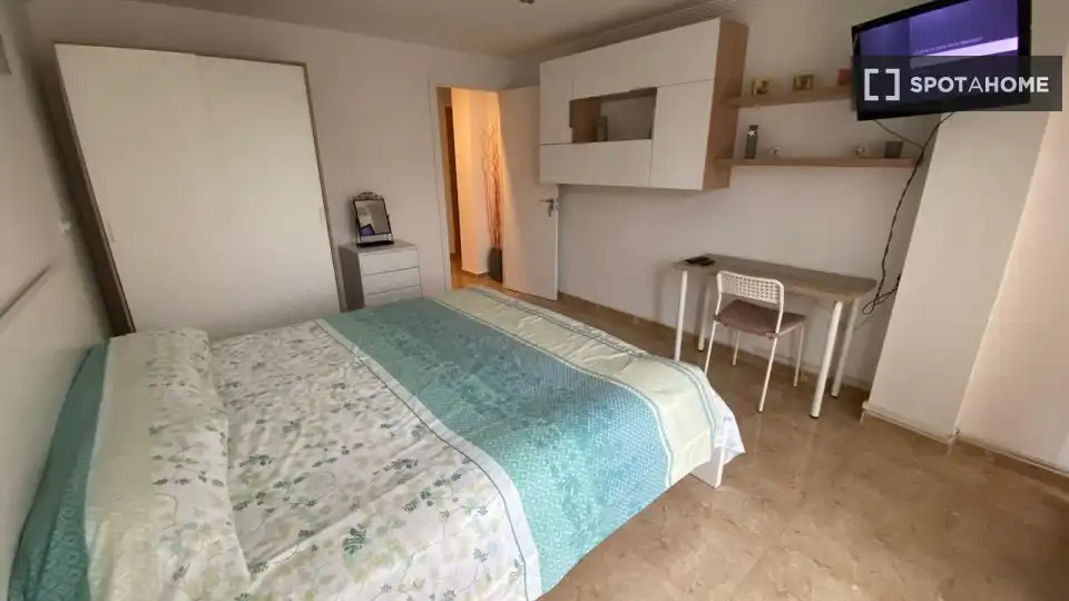 Schlafzimmer von Wohnung zur untervermieten in Valencia mit Klimaanlage, Heizung und Möbliert