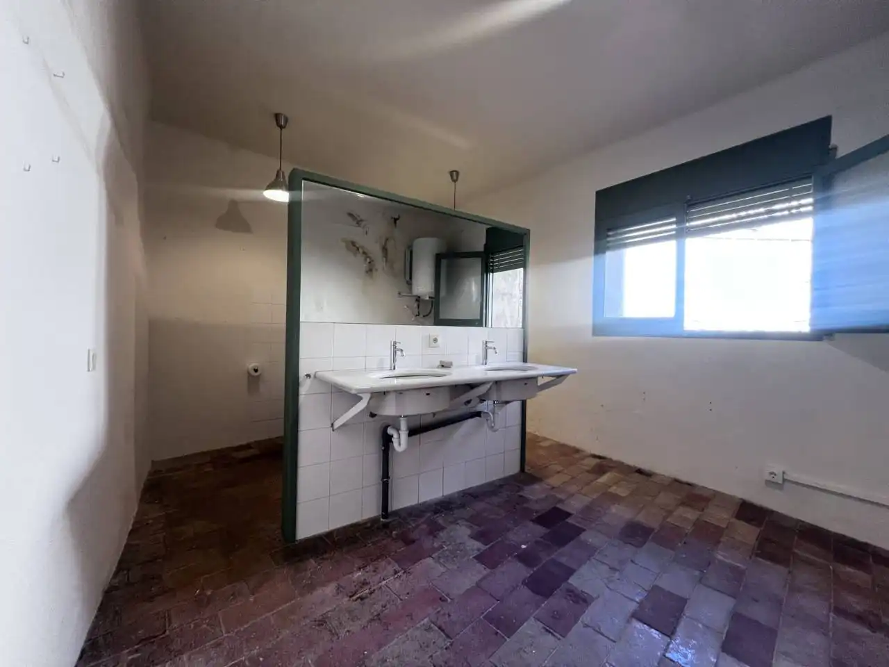 Baño de Casa adosada de alquiler en Avinyonet de Puigventós con Aire acondicionado, Calefacción y Jardín privado
