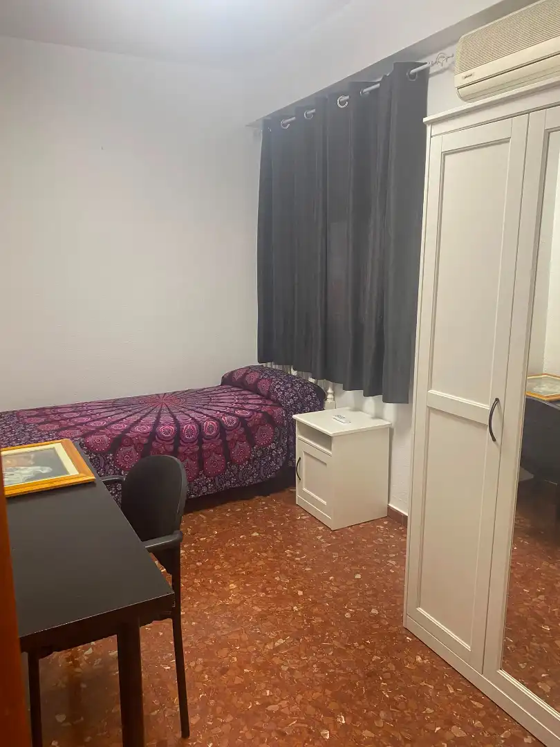 Dormitori de Pis de lloguer en Málaga amb Aire condicionat, Terrassa i Moblat