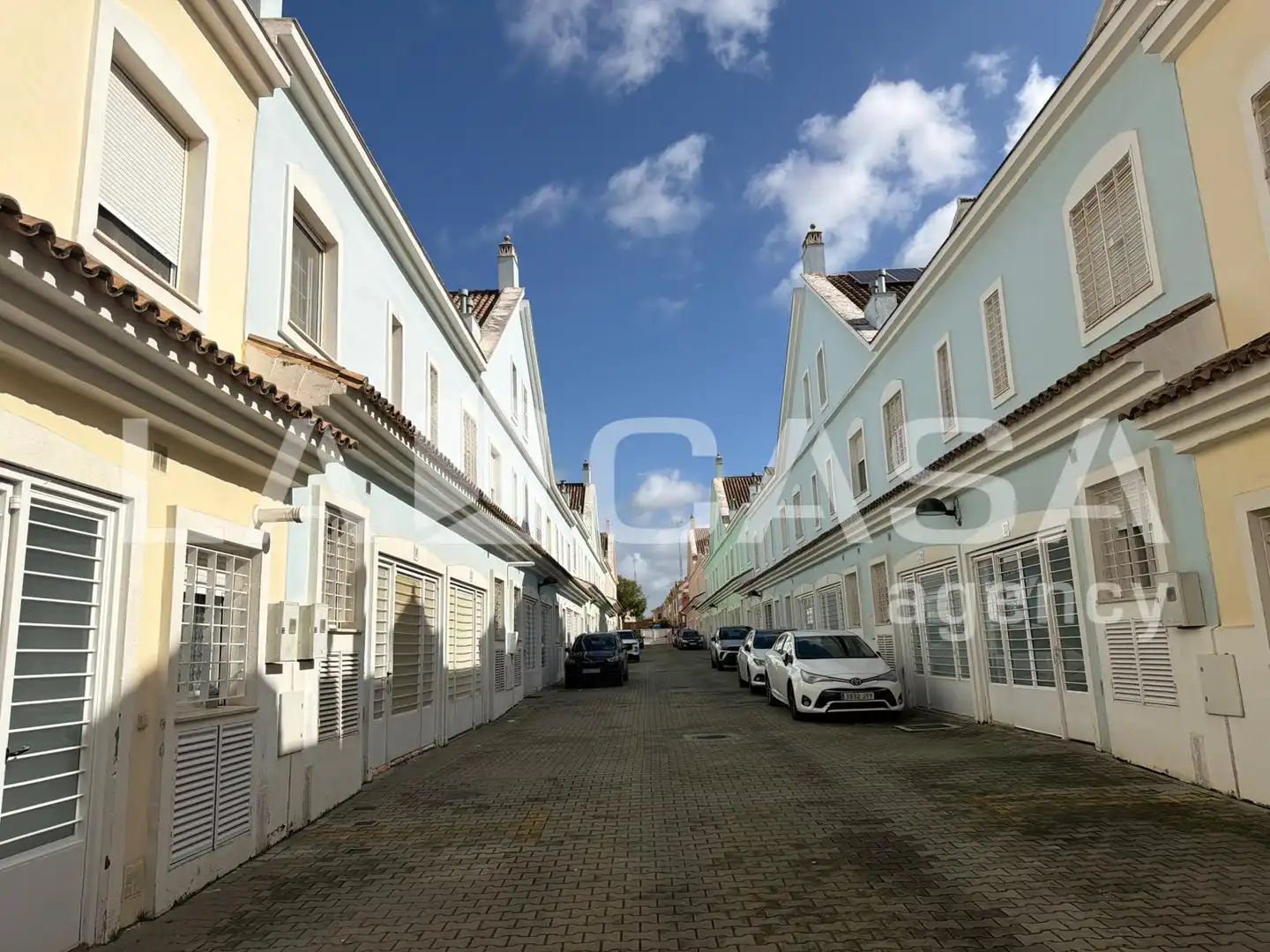 Vista exterior de Casa adosada en venda en Montequinto amb Aire condicionat