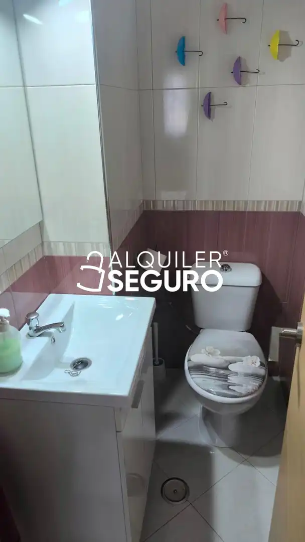 Bathroom of Flat for rent in Sevilla  with Air Conditioner and Furnished