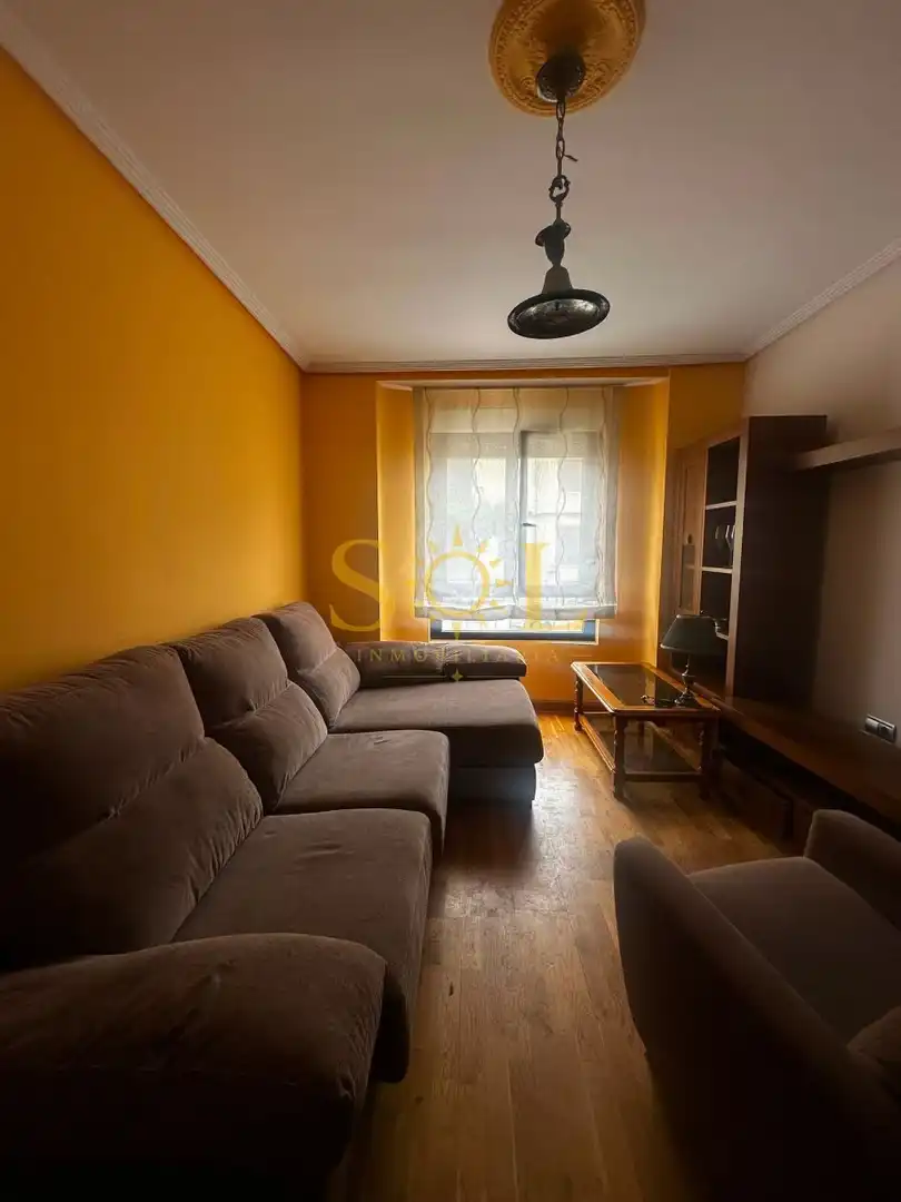 Sala d'estar de Casa o xalet en venda en León Capital  amb Calefacció, Jardí privat i Terrassa