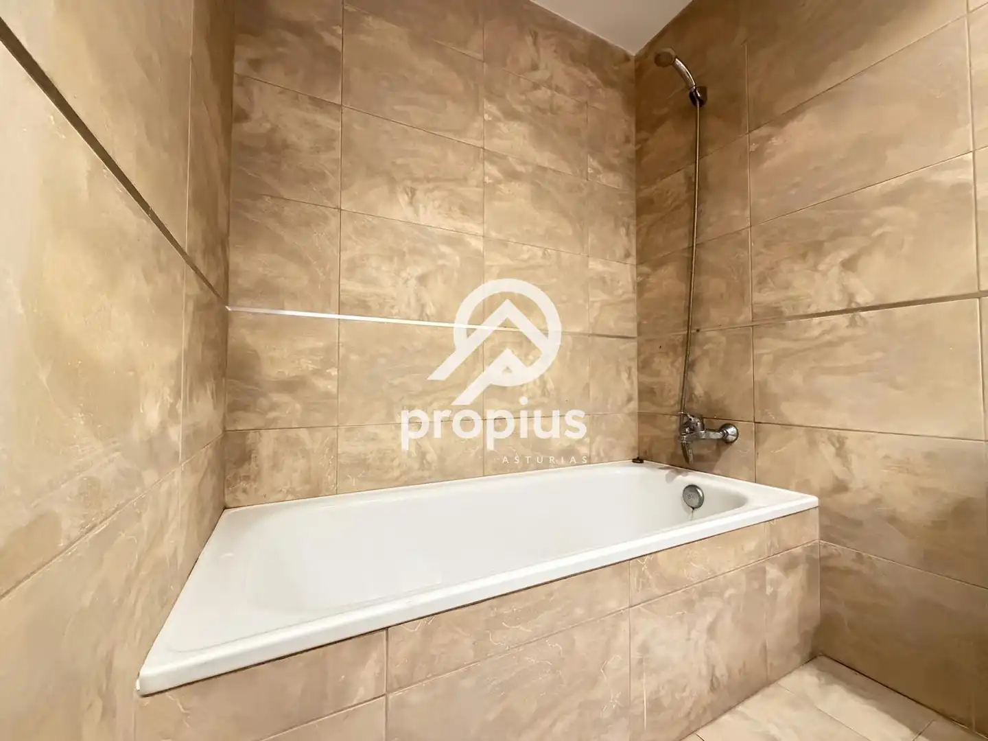 Badezimmer von Dachboden zum Verkauf in Llanes mit Abstellraum