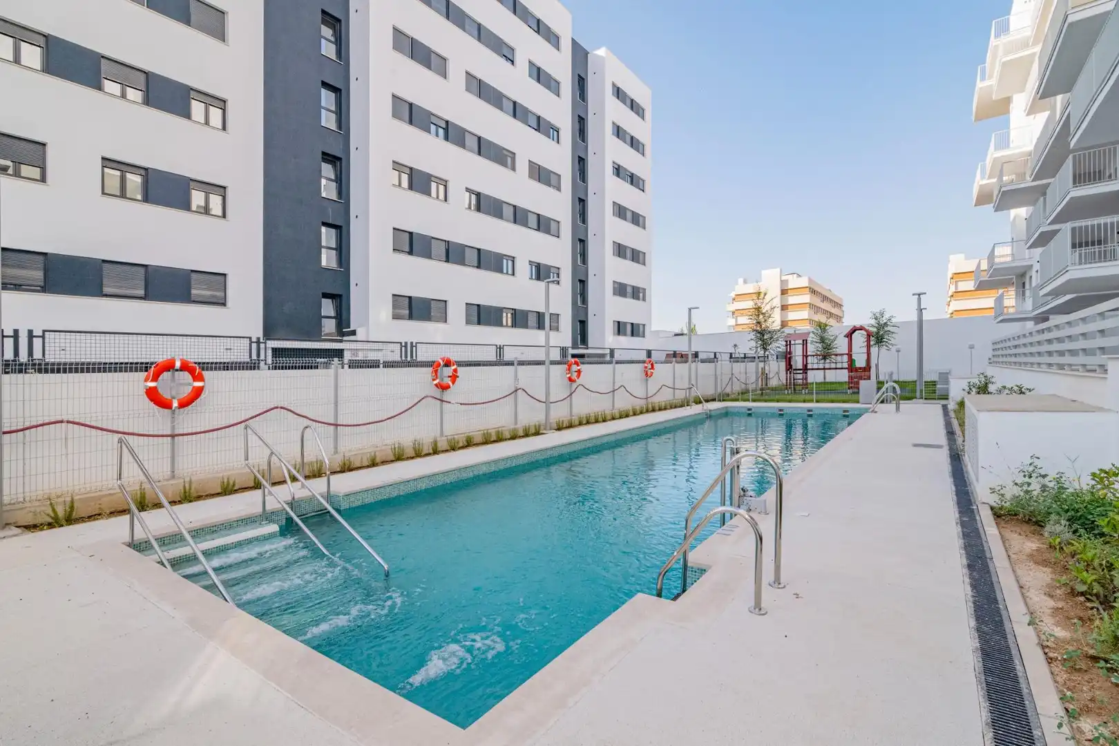 Piscina de Piso en venta en Granada con Aire acondicionado, Calefacción y Terraza