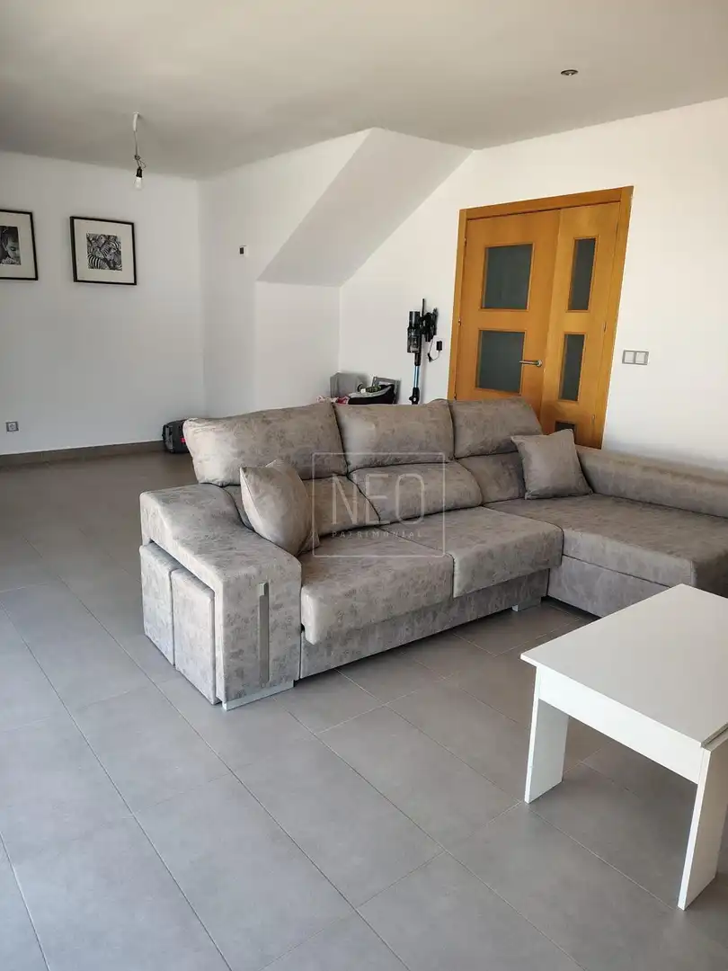 Sala de estar de Casa adosada en venta en Villalbilla con Aire acondicionado, Calefacción y Jardín privado