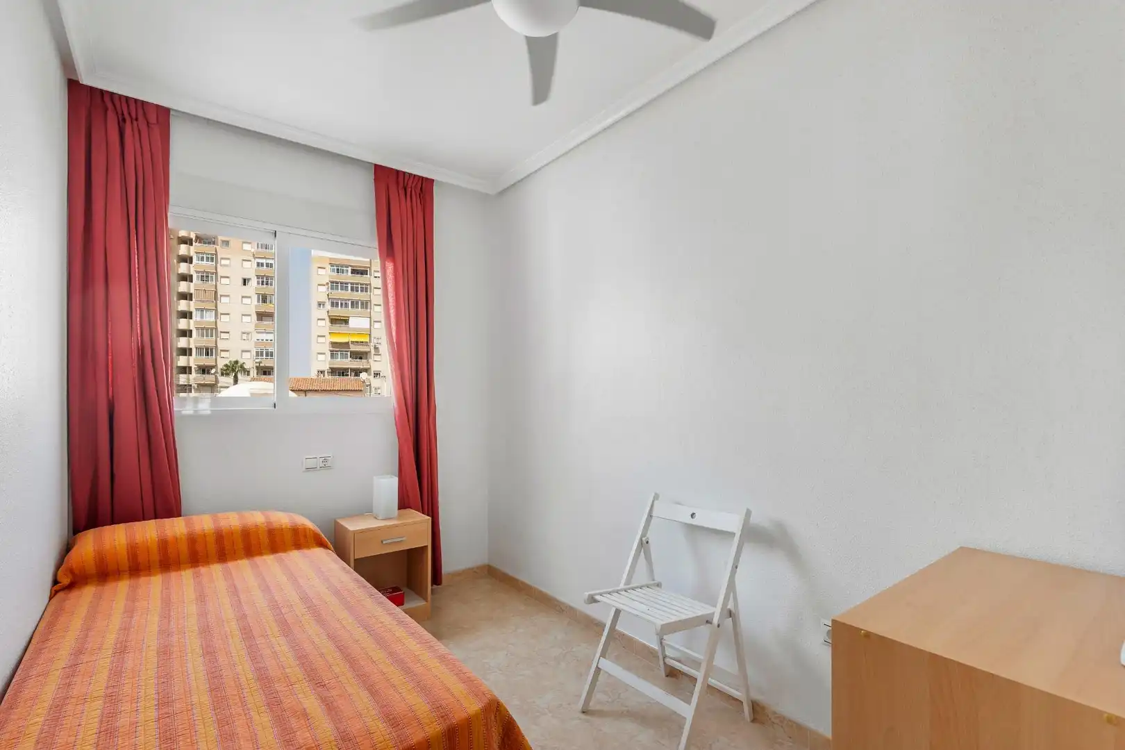 Habitación de Apartamento en venta en Torrevieja con Piscina, Amueblado y Microondas