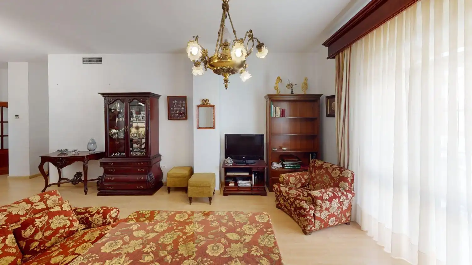 Living room of Flat for sale in Sevilla  with Air Conditioner, Heating and Balcony