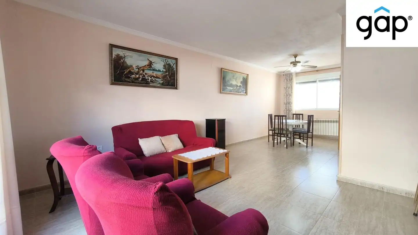 Wohnzimmer von Einfamilien-Reihenhaus zum Verkauf in Horcajo de Santiago mit Heizung, Abstellraum und Möbliert