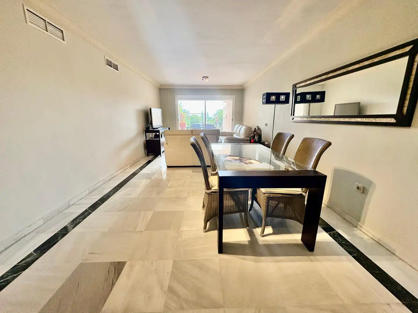 Comedor de Apartamento de alquiler en Marbella con Aire acondicionado, Calefacción y Jardín privado