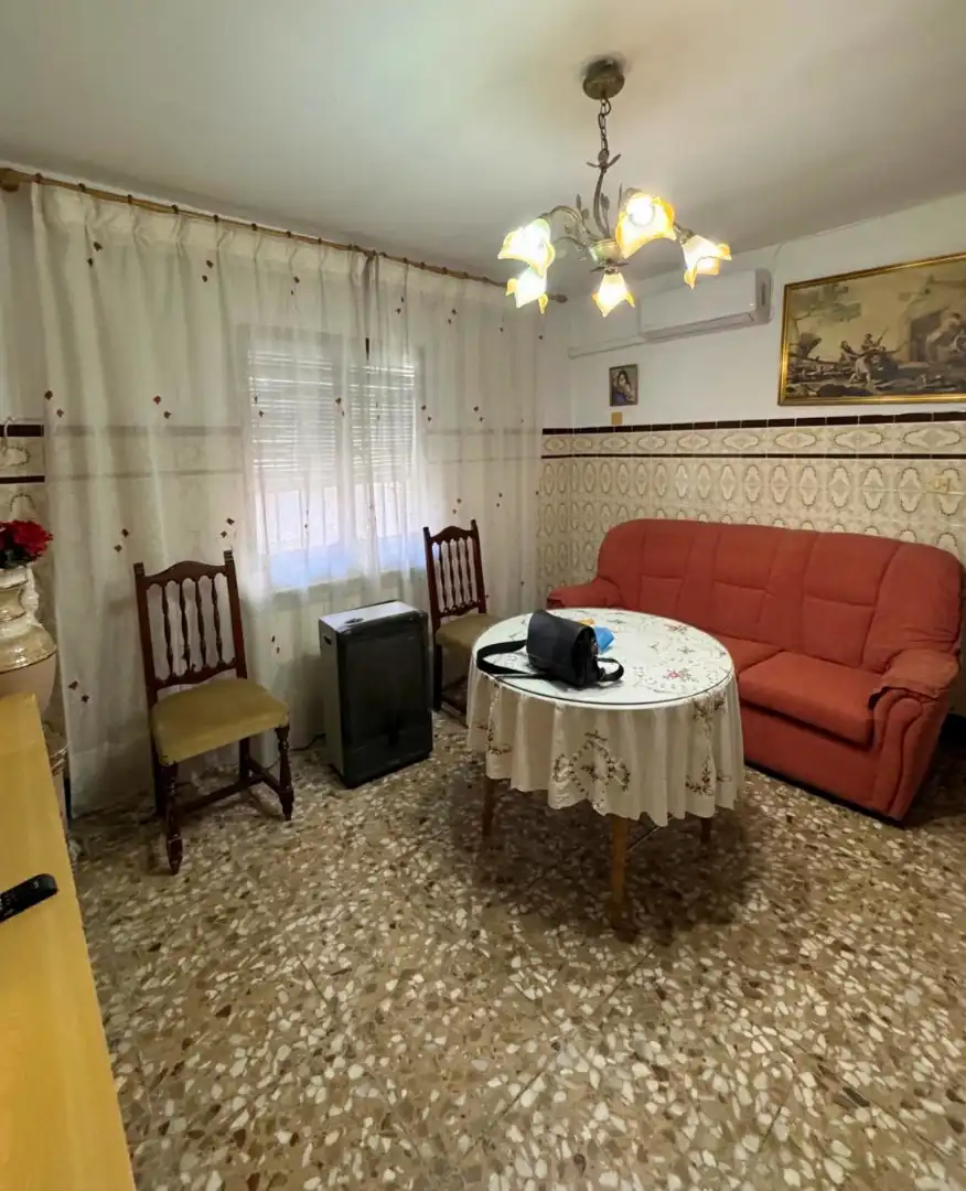 Sala de estar de Casa adosada en venta en Puertollano con Jardín privado, Trastero y Amueblado