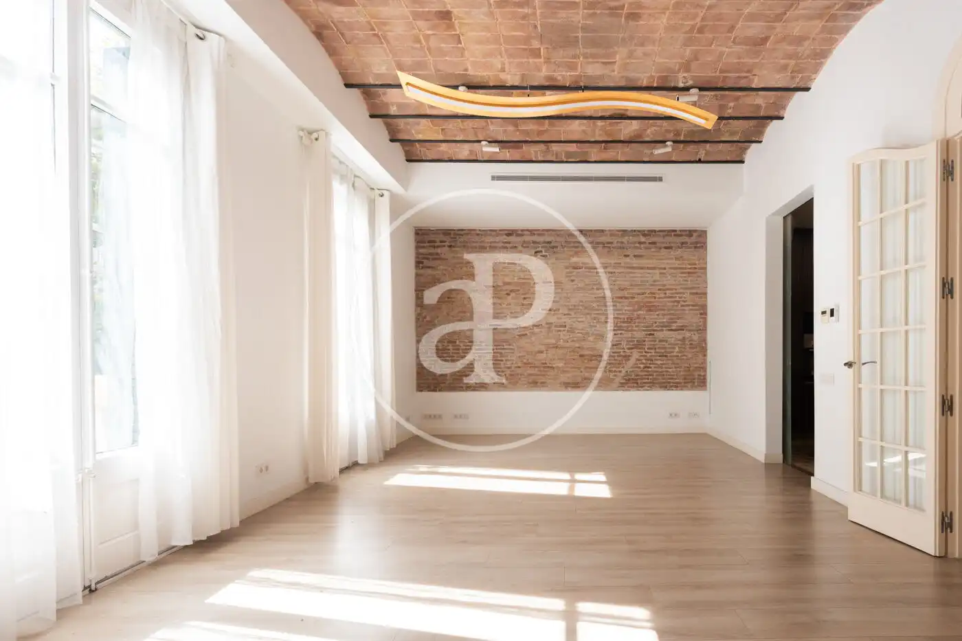 Flat with terrace to rent in C/ de Provença