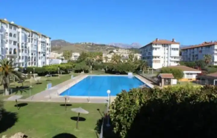 Piso con piscina en venta en Avenida Costa del Sol 7