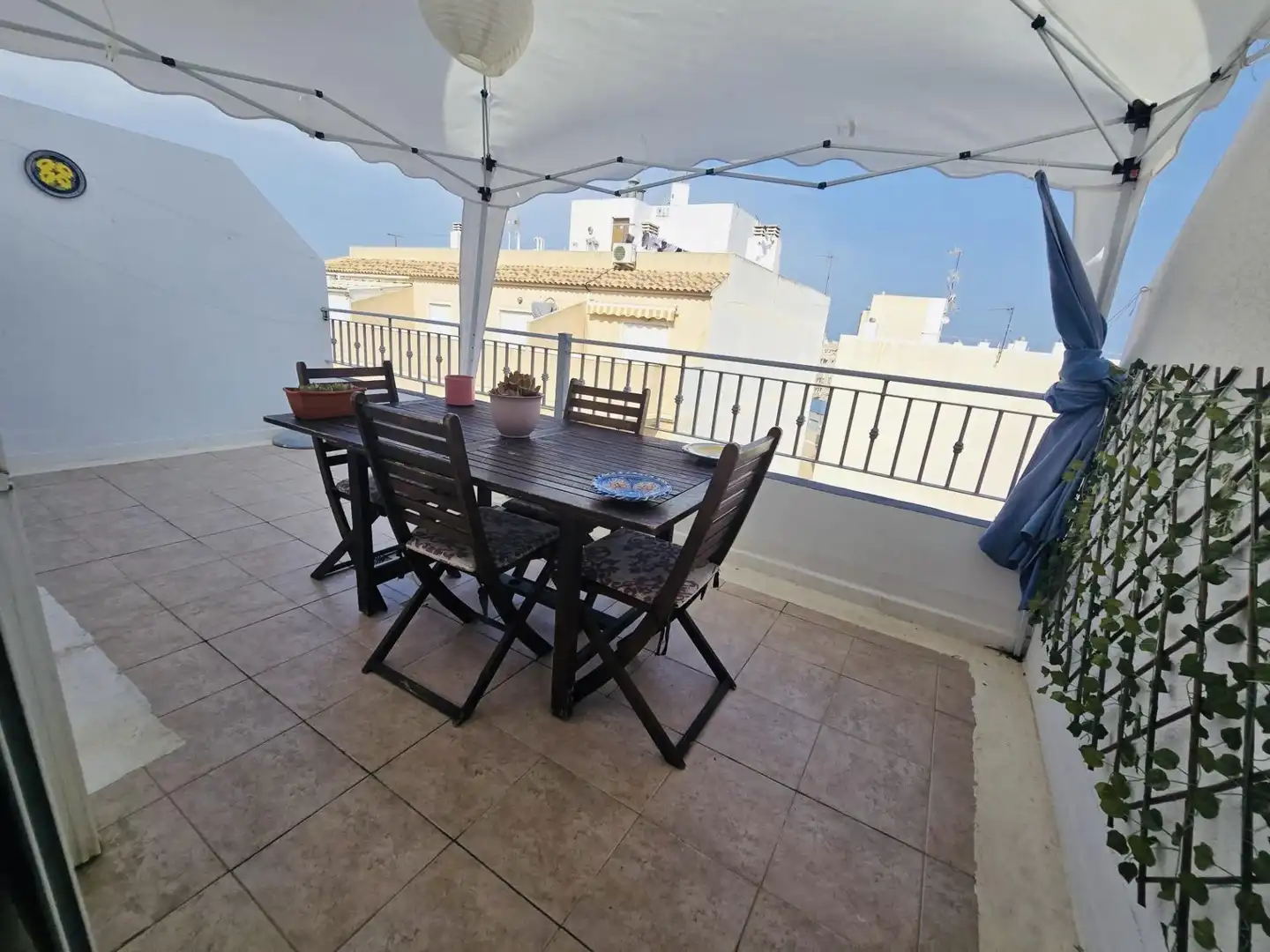 Terrasse von Wohnung zum Verkauf in Torrevieja mit Klimaanlage, Heizung und Privatgarten