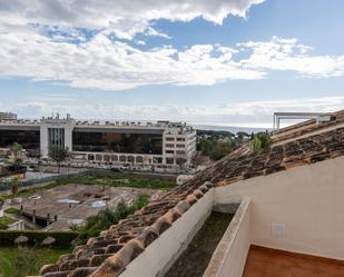 Vista exterior de Àtic en venda en Marbella amb Aire condicionat, Terrassa i Piscina