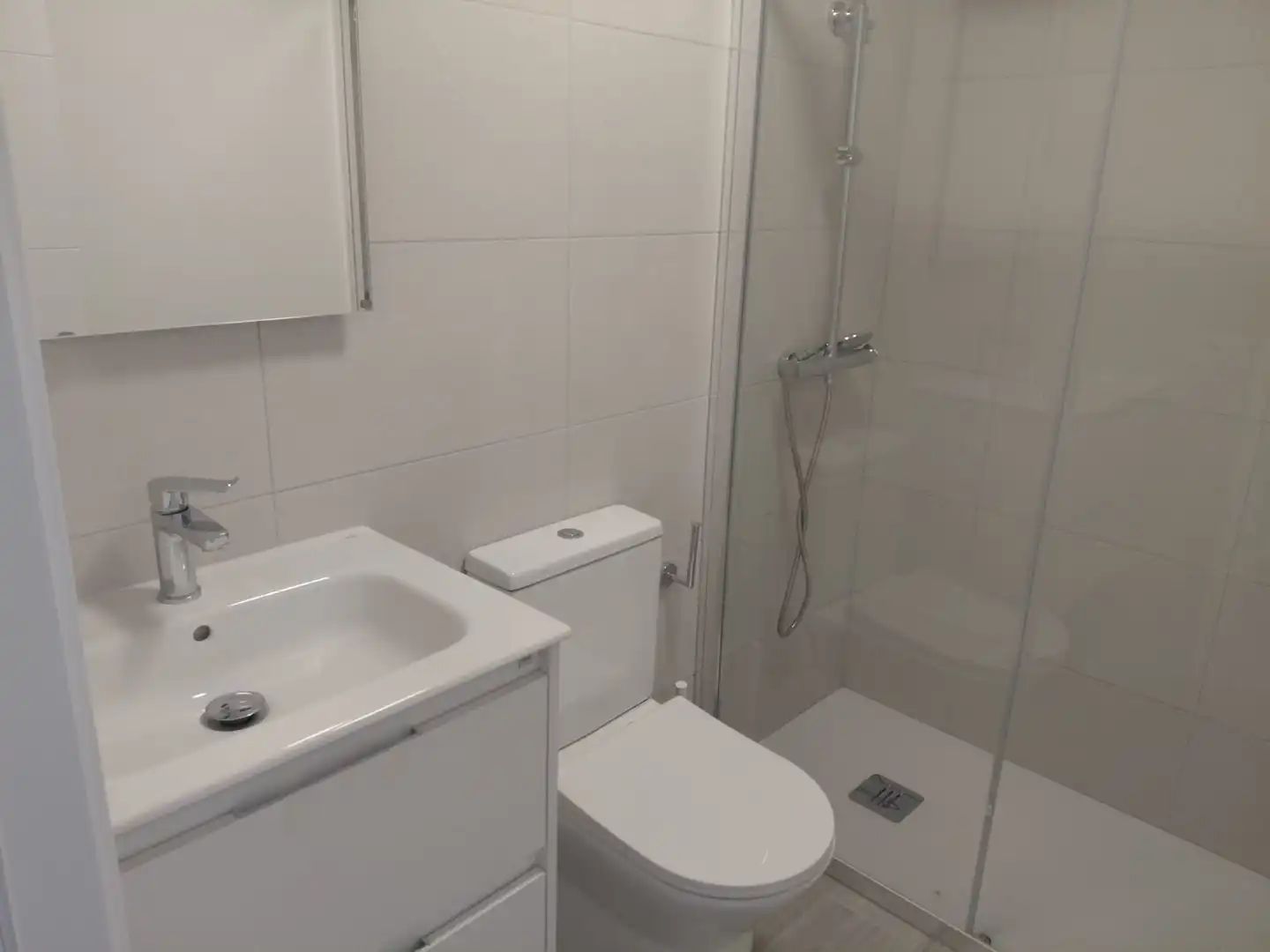 Badezimmer von Wohnung zur Miete in Arico mit Ofen und Waschmaschine