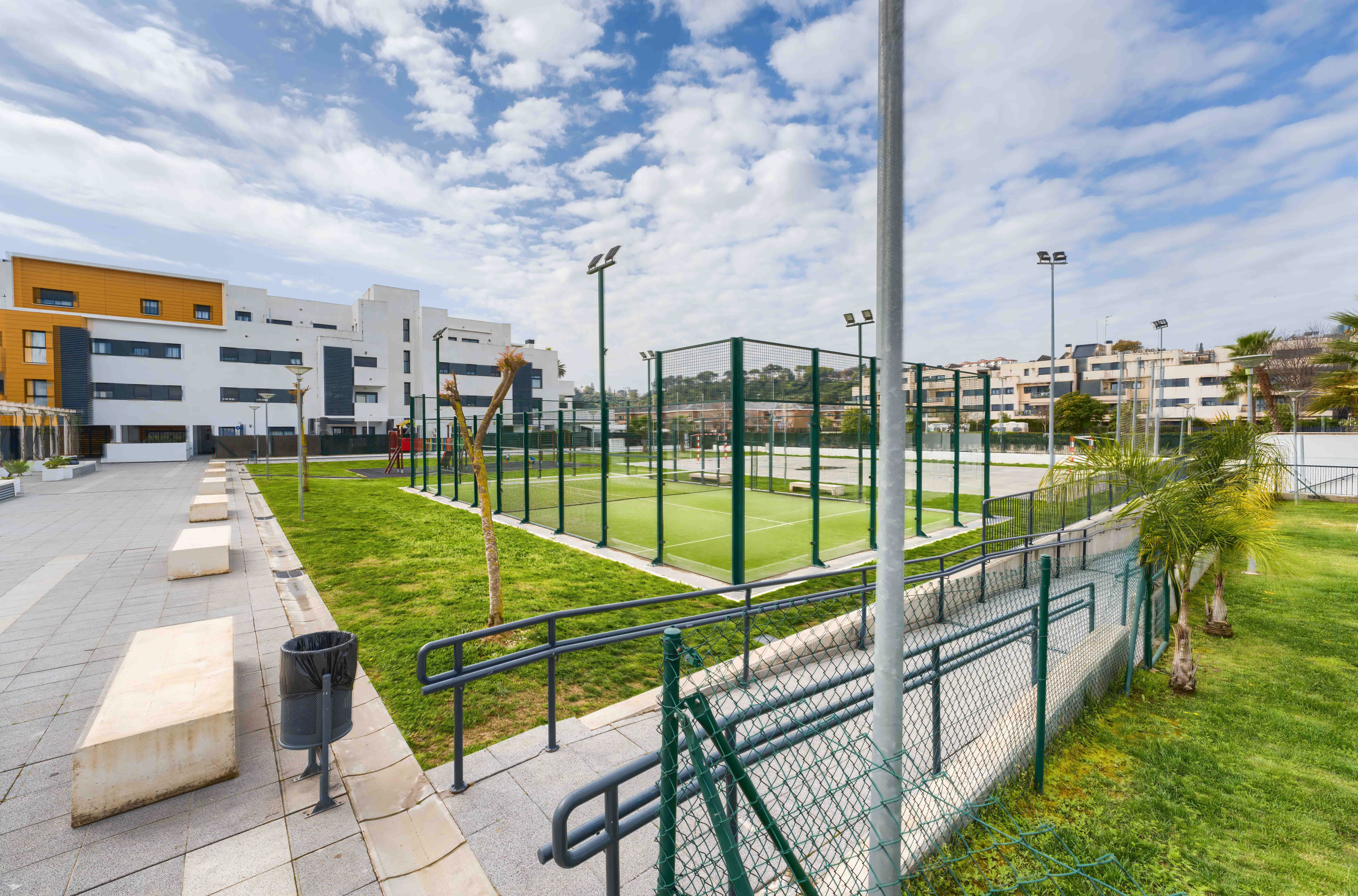 Vista exterior de Apartament en venda en San Juan de Aznalfarache amb Piscina comunitària