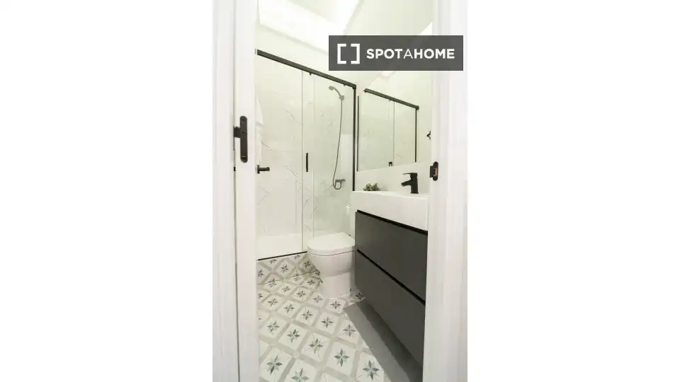 Bathroom of Flat for share in Eixample