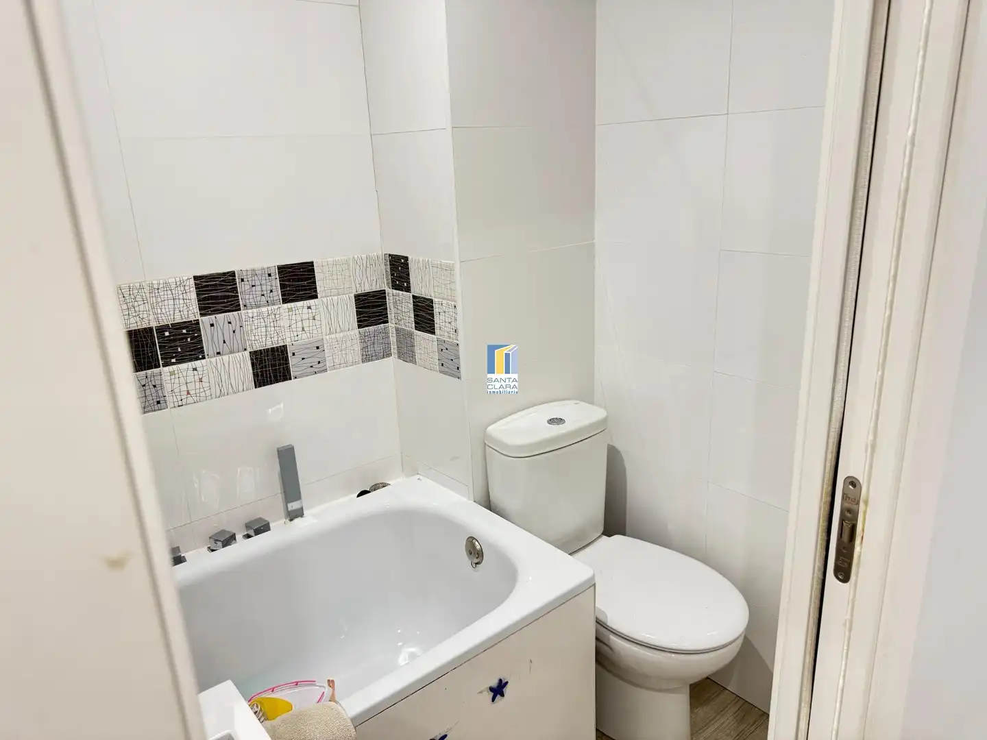 Bany de Pis en venda en Zamora Capital  amb Calefacció, Terrassa i Balcó