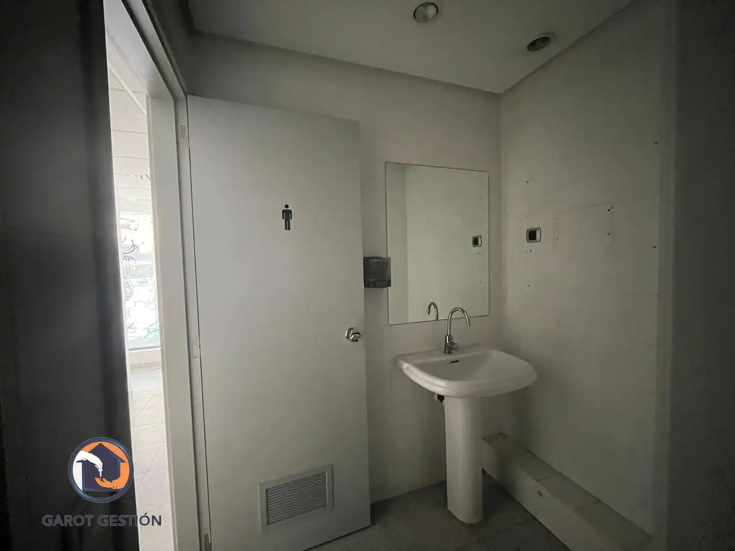 Bathroom of Commercial properties for sale in San Fernando de Henares  with Air Conditioner and Internet