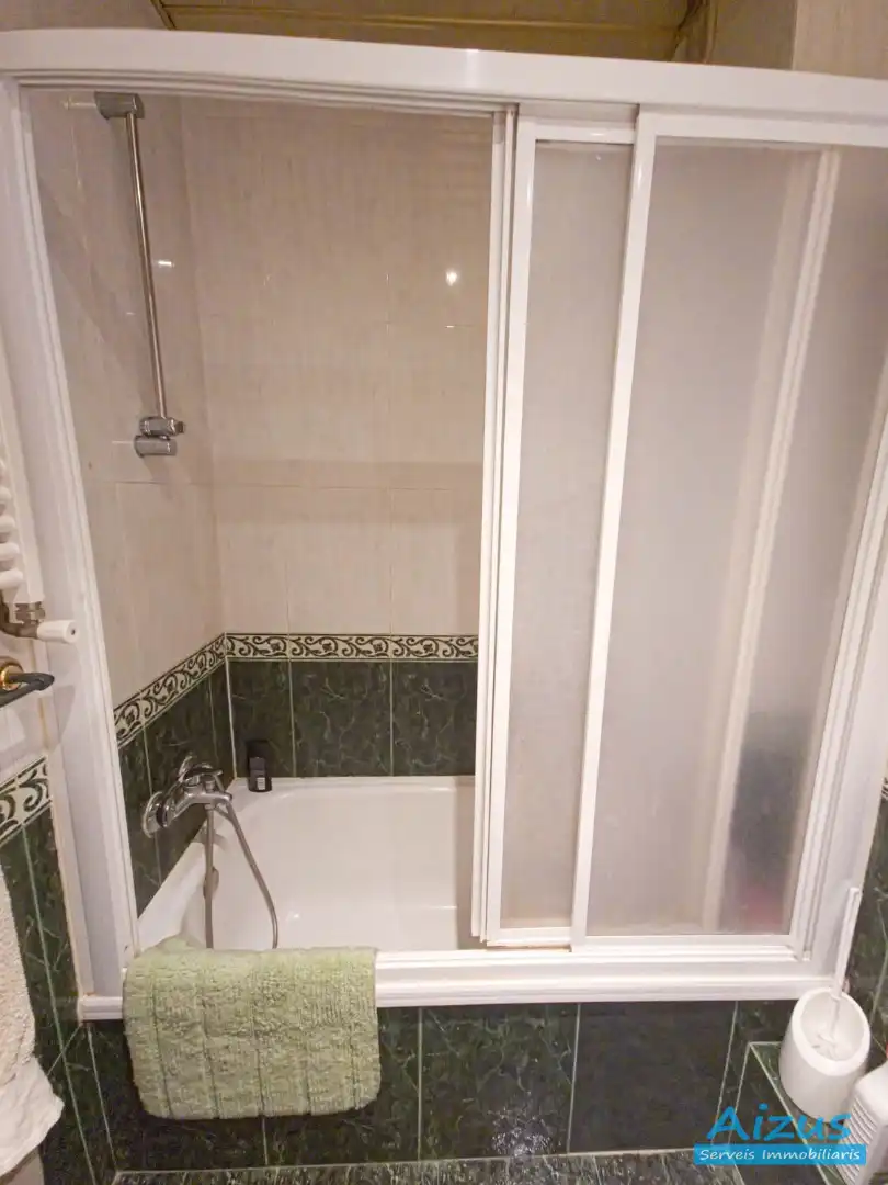 Badezimmer von Wohnung zum Verkauf in Ripollet mit Heizung und Ofen