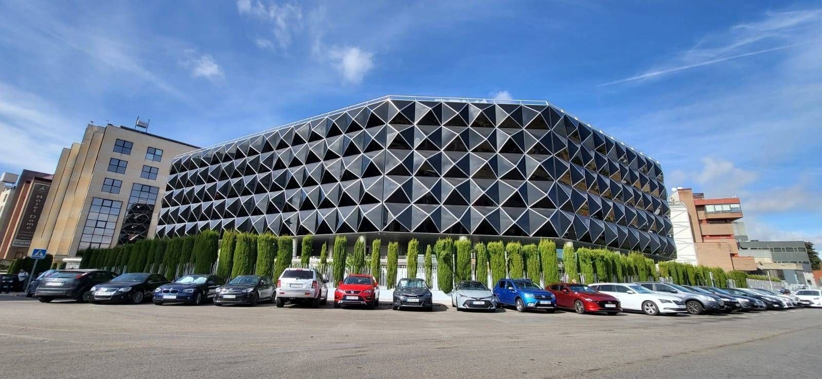 Exterior view of Attic for sale in  Madrid Capital  with Air Conditioner, Heating and Private garden