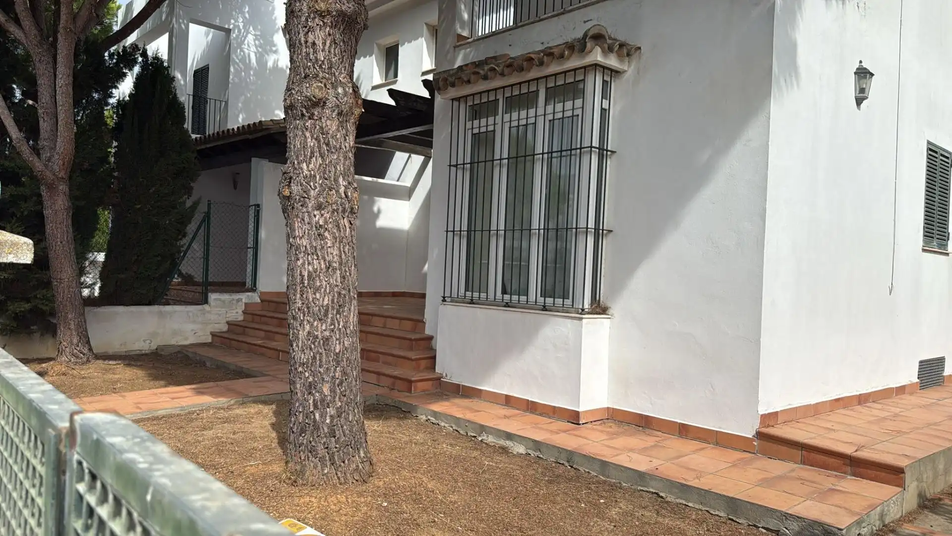Vista exterior de Casa adosada en venta en Chiclana de la Frontera con Jardín privado, Terraza y Balcón