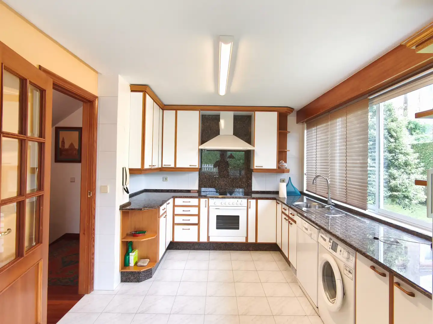 Cuina de Casa adosada en venda en Brión amb Calefacció, Jardí privat i Terrassa