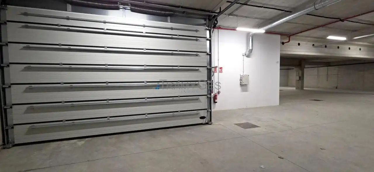 Parkplatz von Fabrikhallen zur Miete in Vigo 