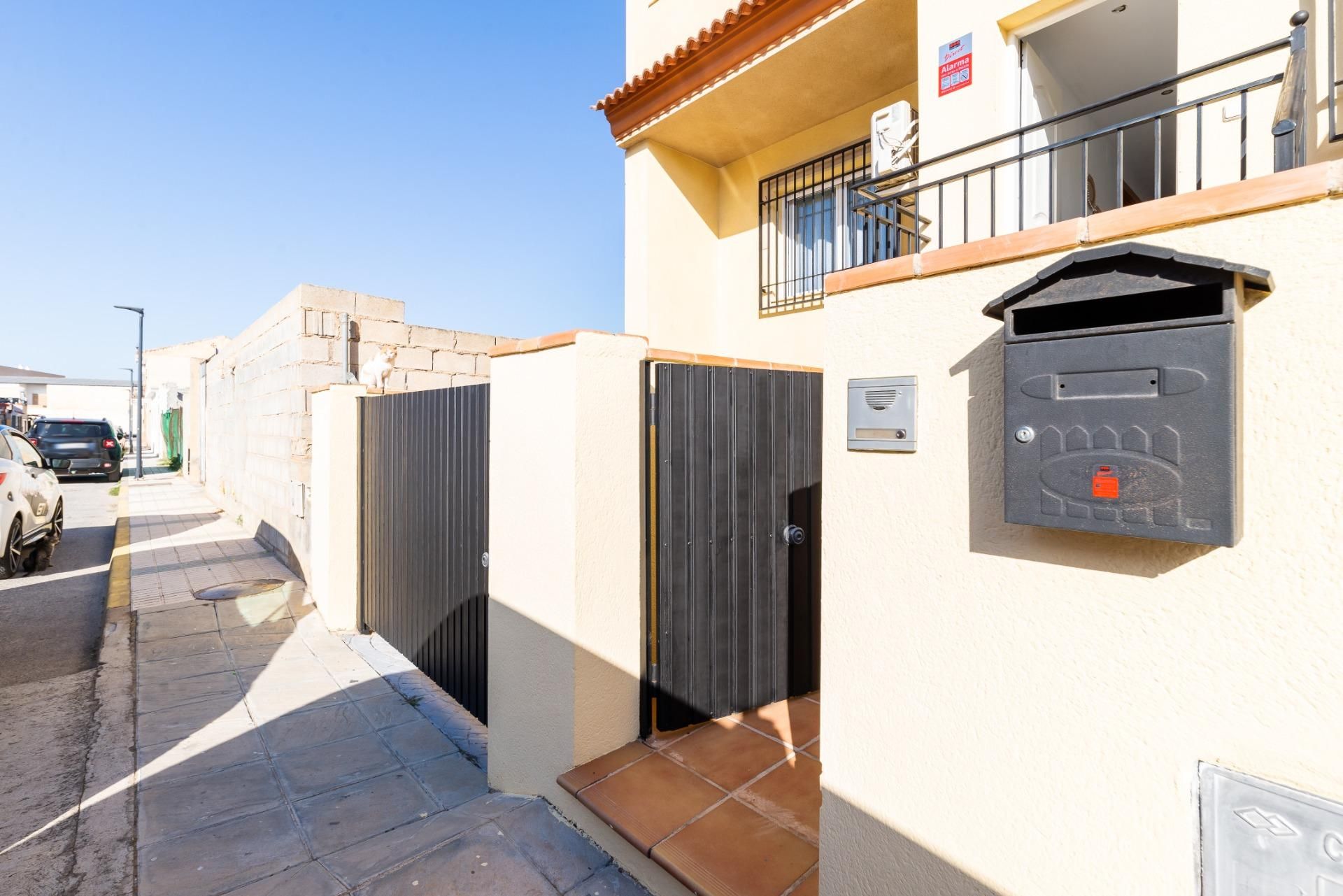 Vista exterior de Casa adosada en venda en Cijuela amb Terrassa, Piscina i Alarma