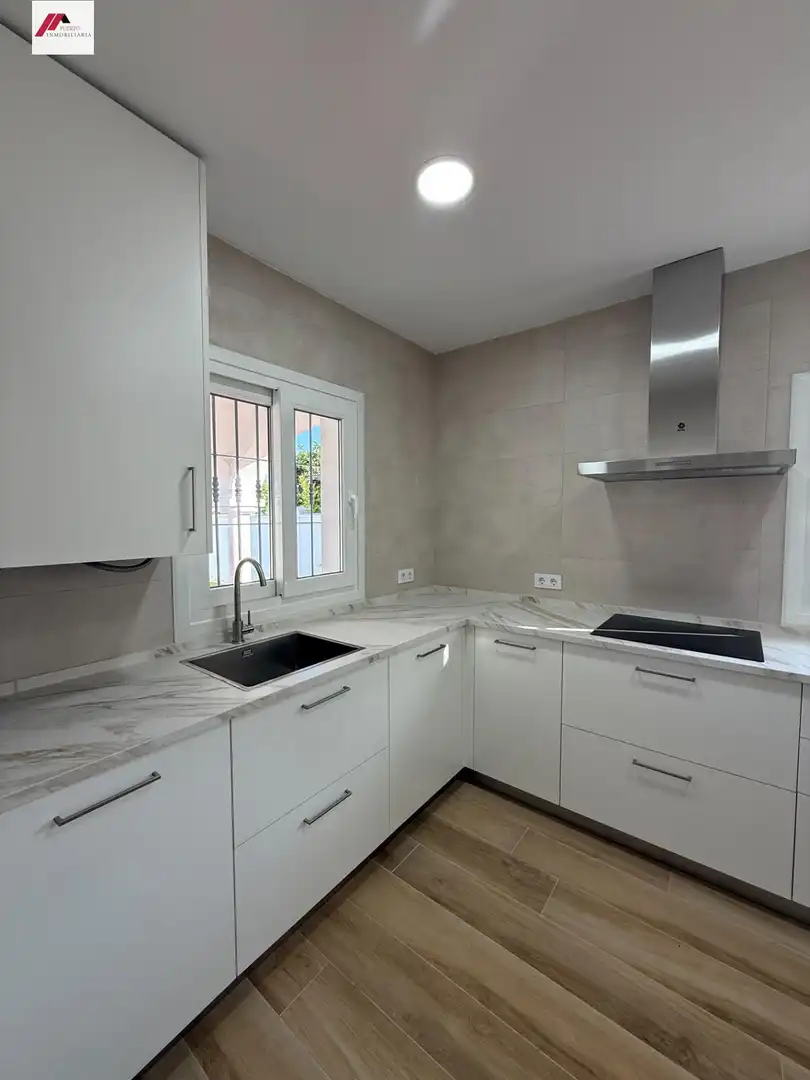 Cuina de Casa o xalet en venda en El Puerto de Santa María amb Aire condicionat, Jardí privat i Moblat