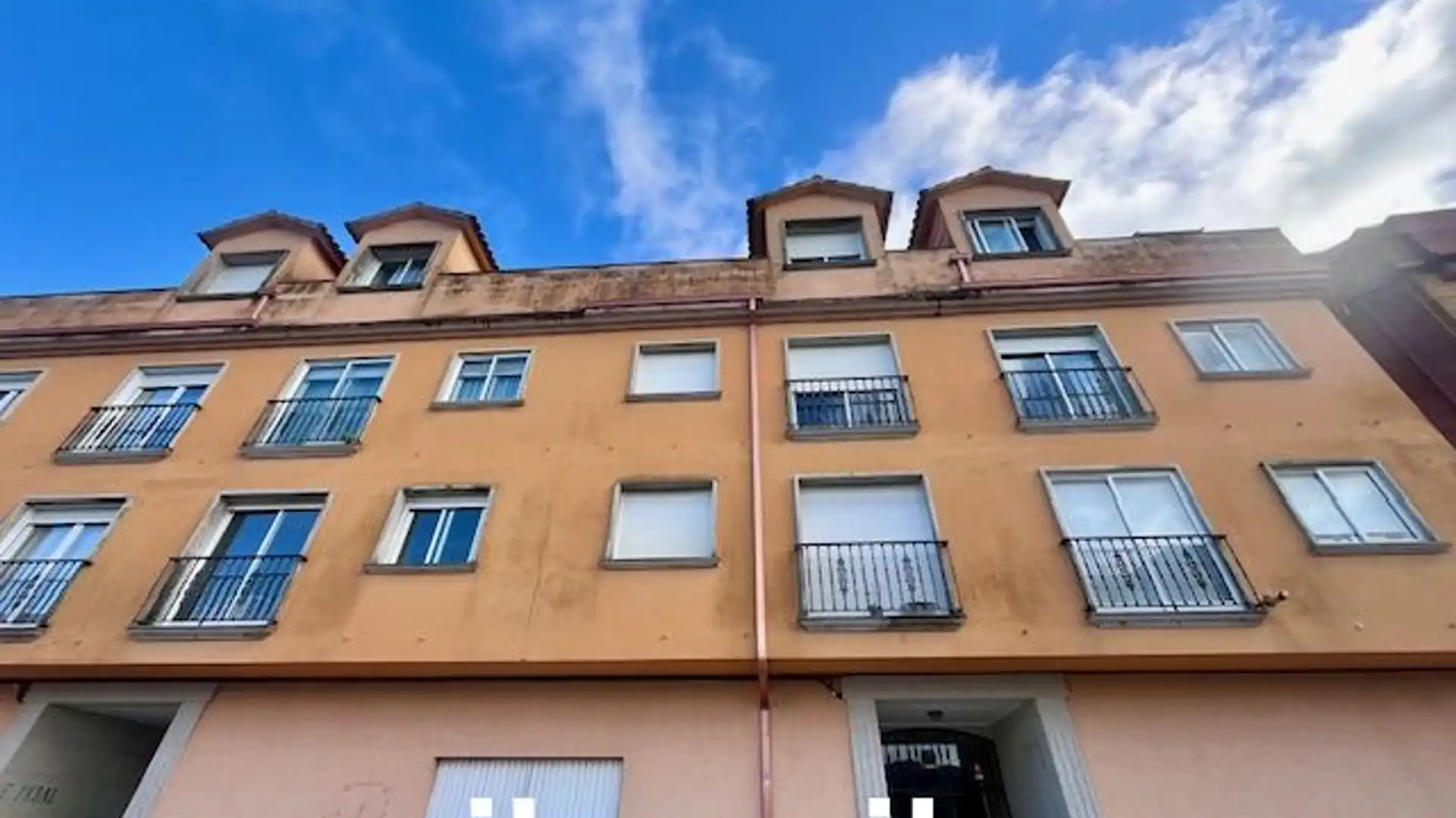 Vista exterior de Piso en venta en Pontevedra Capital  con Calefacción, Trastero y Amueblado