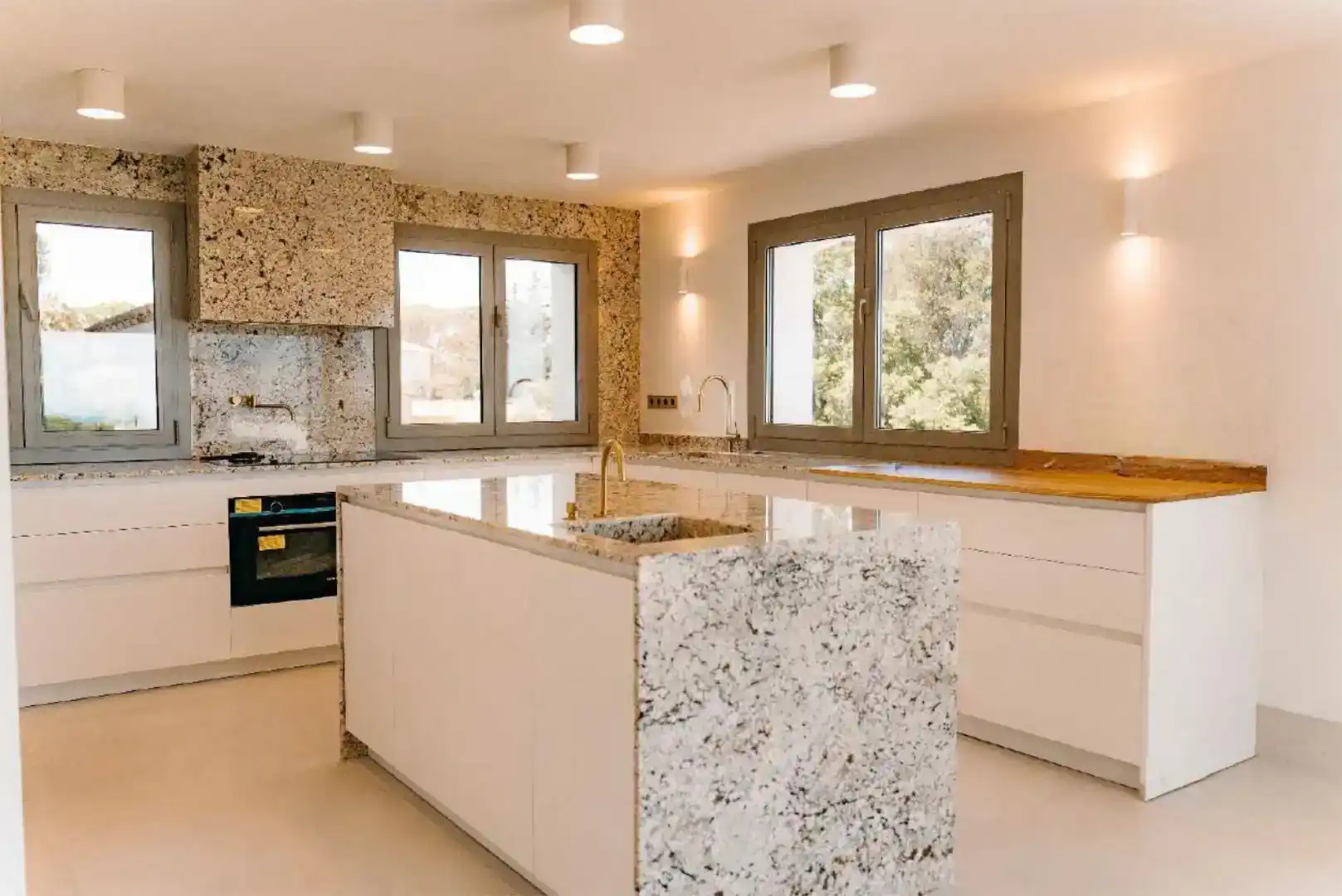Cuina de Casa o xalet en venda en Castell d'Aro, Platja d'Aro i s'Agaró amb Aire condicionat i Piscina