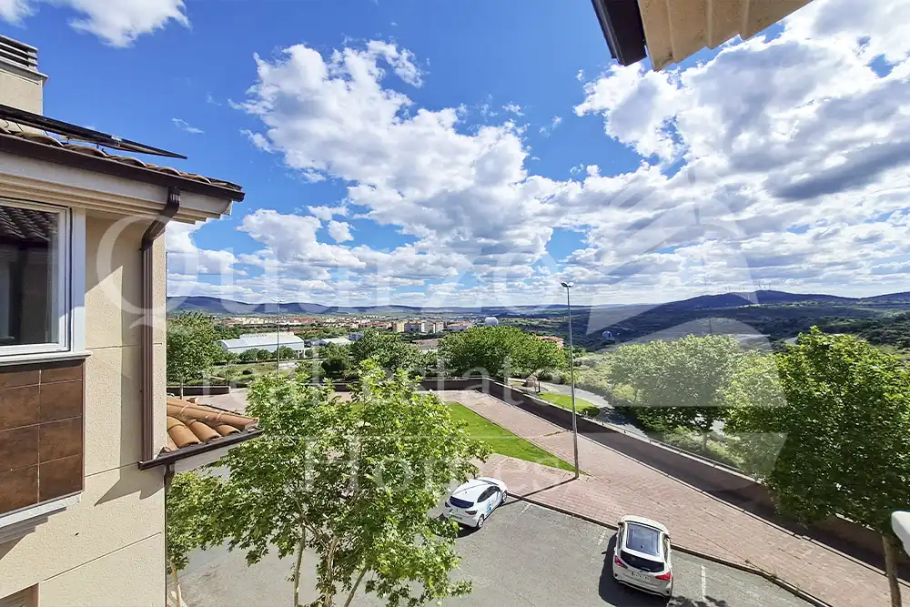 Vista exterior de Casa adosada en venta en Plasencia con Calefacción, Terraza y Balcón