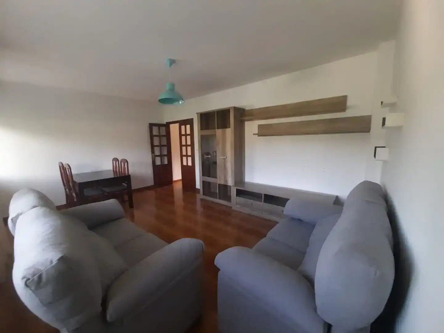 Sala de estar de Piso de alquiler en Outes con Parquet, Amueblado y Balcón