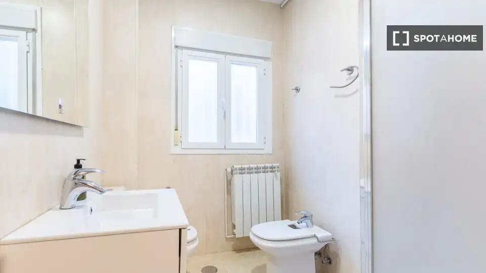 Baño de Piso para compartir en Madrid con Aire acondicionado, Calefacción y Terraza