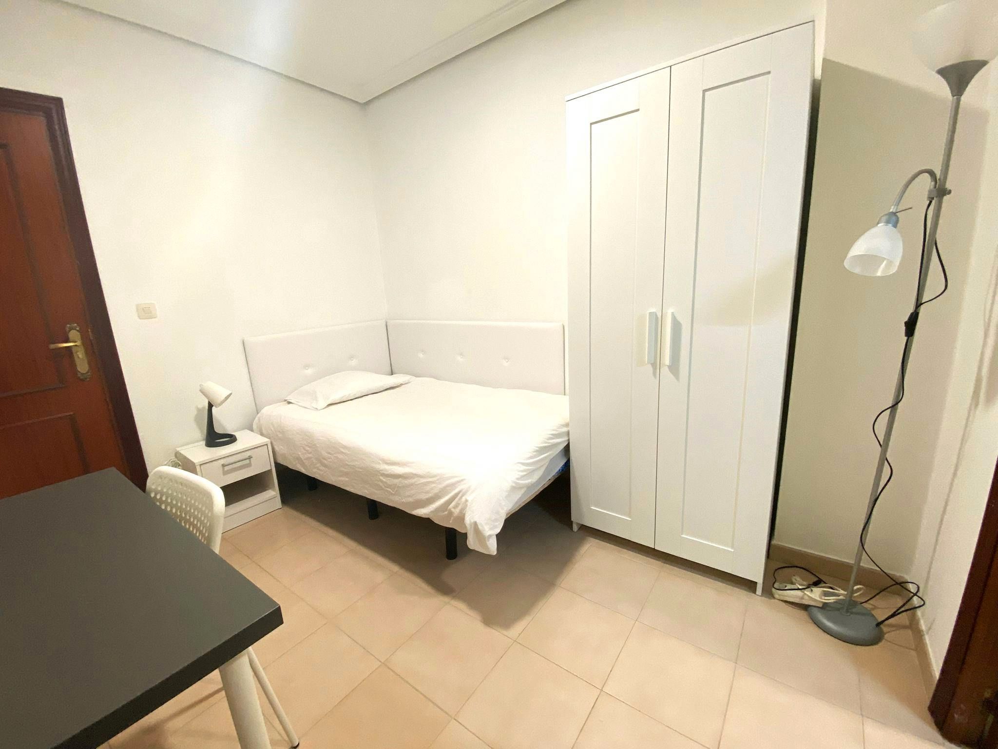 Bedroom of Flat to share in  Sevilla Capital  with Washing machine and Balcony