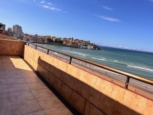 Vista exterior de Àtic en venda en Gijón 