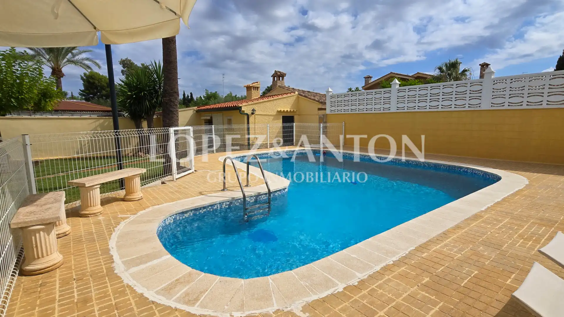 Exterior view of Houses for sale in L'Eliana  with Air Conditioner, Private garden and Terrace