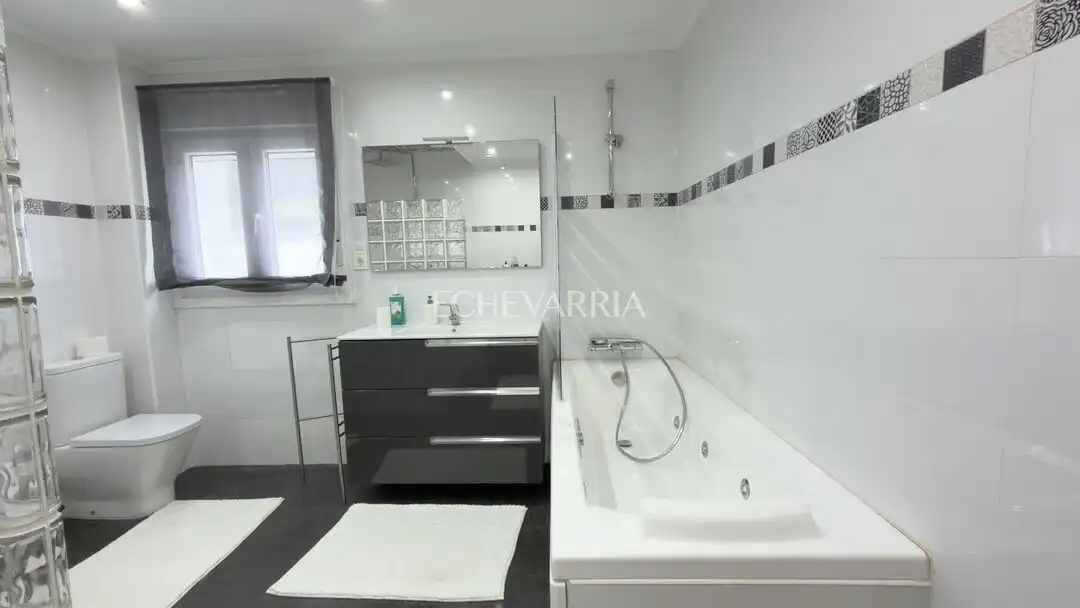 Baño de Casa o chalet en venta en Castro-Urdiales con Calefacción, Jardín privado y Terraza
