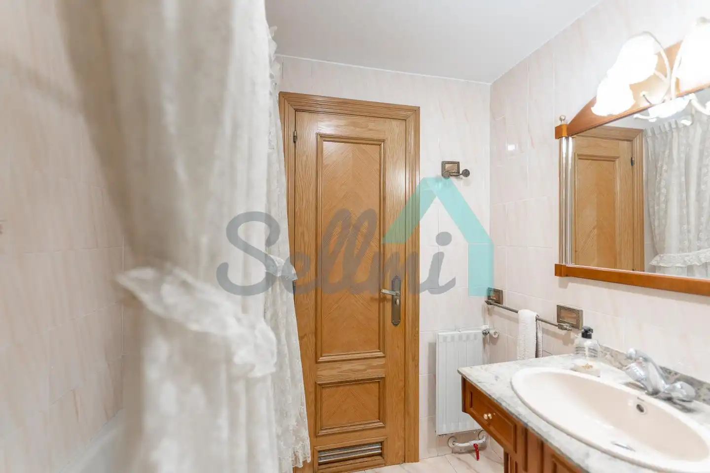 Baño de Piso de alquiler en Oviedo  con Calefacción, Parquet y Terraza