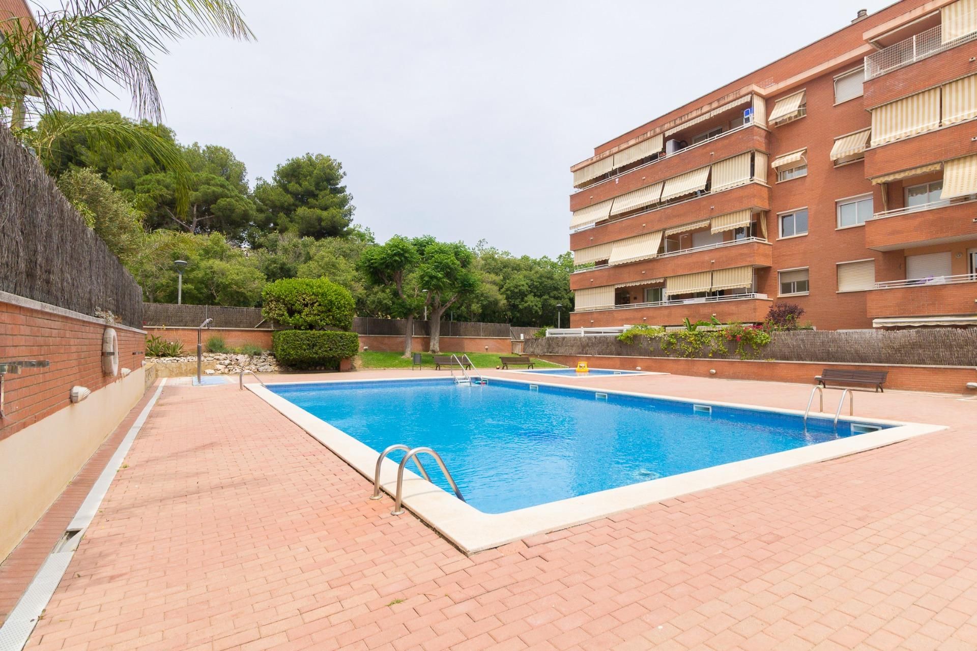 Piscina de Pis en venda en Viladecans amb Aire condicionat, Calefacció i Jardí privat