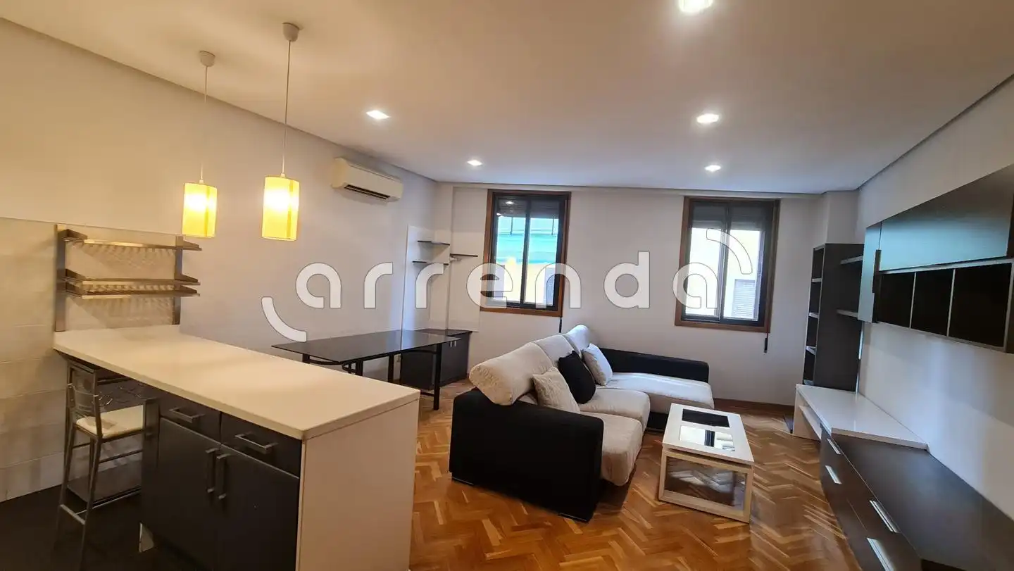 Wohnzimmer von Wohnung zur Miete in Madrid mit Klimaanlage, Parkett und Möbliert