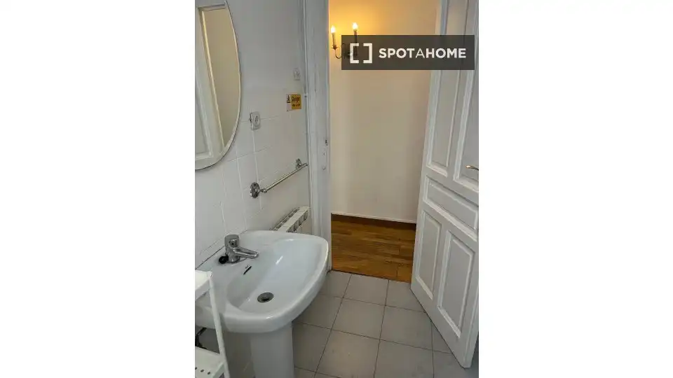 Baño de Piso de alquiler en Madrid con Aire acondicionado, Calefacción y Amueblado