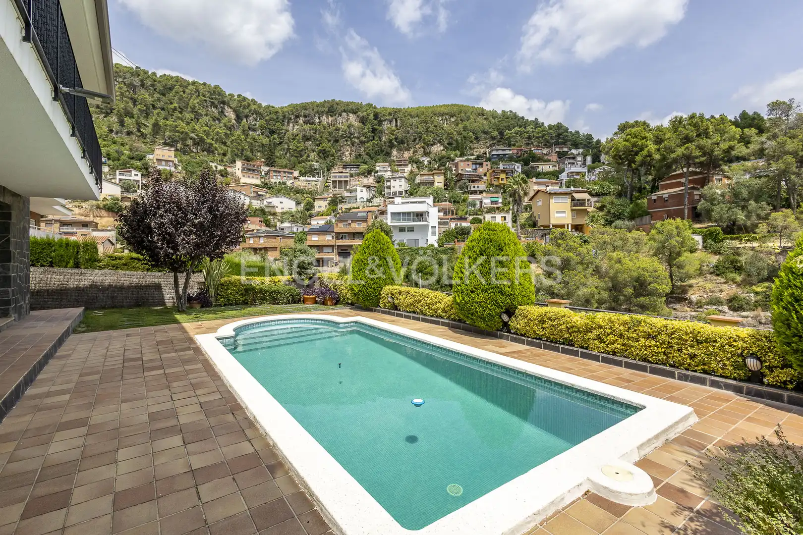 Vista exterior de Casa o xalet en venda en Vallirana amb Calefacció, Jardí privat i Terrassa