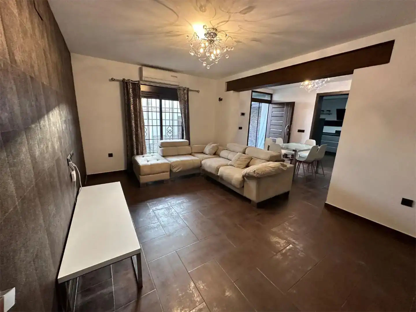 Sala d'estar de Casa o xalet en venda en Dos Hermanas amb Aire condicionat, Jardí privat i Traster