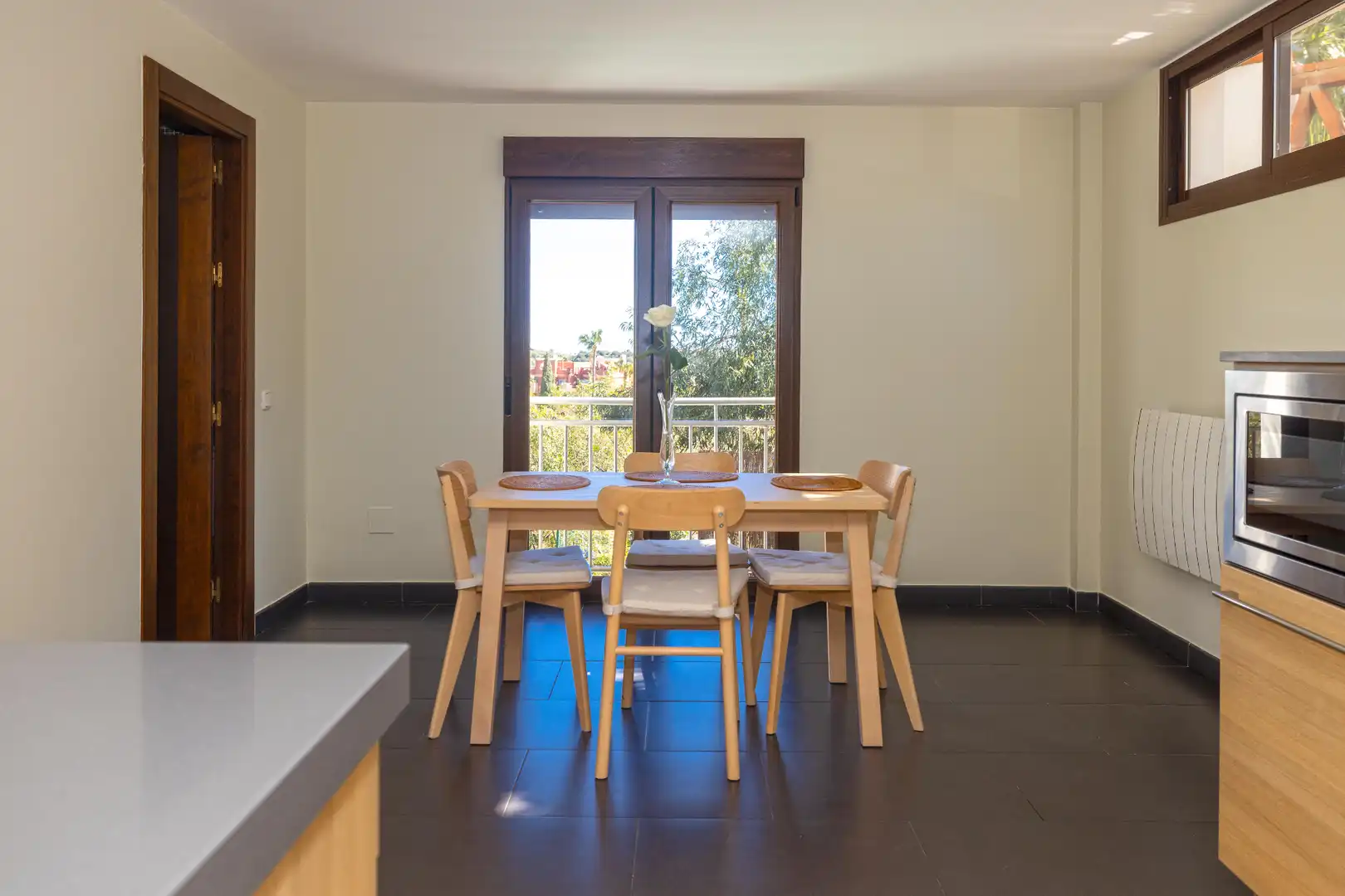 Menjador de Casa o xalet en venda en Marbella amb Aire condicionat, Jardí privat i Terrassa